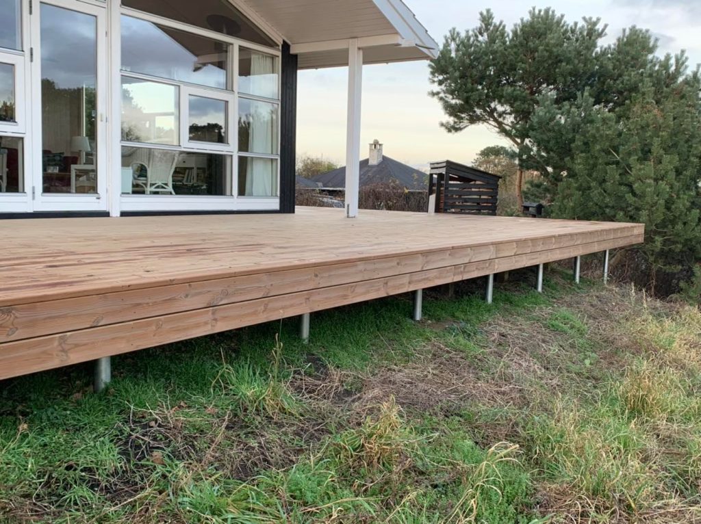 Terrasse med jordskruefundament